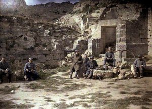 Soldados franceses almorzando, Coucy-le-Chateau-Auffrique, Aisne, Francia, 1917 de Fernand Cuville